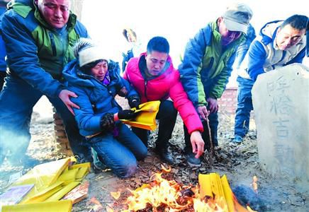 昨日，呼格吉勒圖的父母揣著無罪判決書的復印件來到兒子墳前祭奠?！?新華社