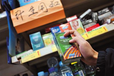 清苑路“世紀(jì)華聯(lián)超市清友園店”的貨架上，擺放著購(gòu)自網(wǎng)店的“高仿”避孕套。