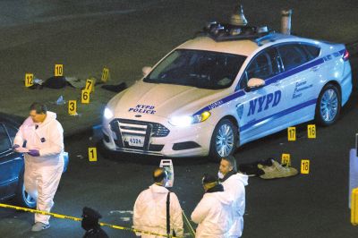 美國(guó)紐約兩名警察20日在巡邏車內(nèi)突遭槍擊身亡。紐約警察局長(zhǎng)威廉·布拉頓說(shuō)，槍手行兇后跑入附近一座地鐵站飲彈自盡，沒(méi)有跡象顯示這起血案與恐怖主義有關(guān)聯(lián)。