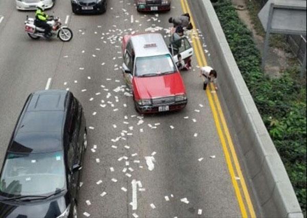 香港一運(yùn)鈔車錢(qián)箱跌出車外 大量紙幣散落馬路