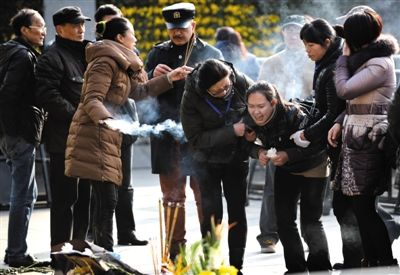 昨日，上海，外灘踩踏事件遇難者家屬來到事發(fā)地獻(xiàn)花祭奠。