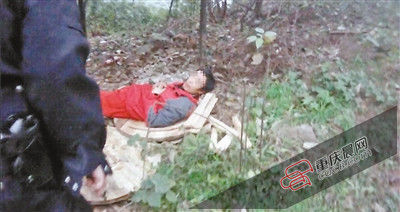 在草叢中睡覺的男子竟是名網上逃犯。