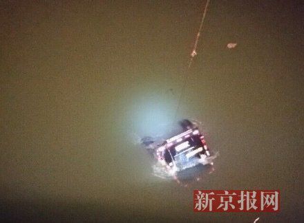 運鈔車打撈現(xiàn)場。