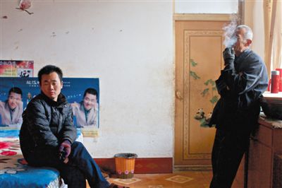 父親抽煙，兒子不語(yǔ)。逃跑的越南新娘，給袁迎賓父子帶來(lái)的是失落。新京報(bào)記者