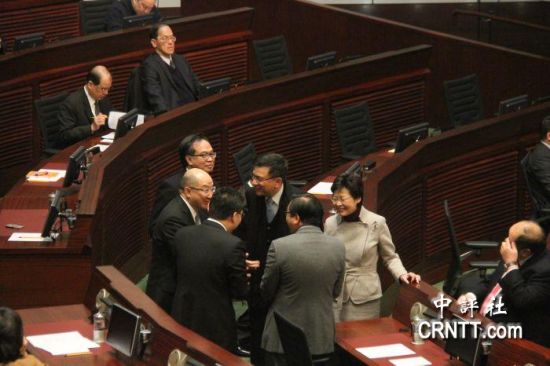 答問(wèn)大會(huì)之前，港府司局長(zhǎng)等高官聚談（中評(píng)社 鄧冠英攝）