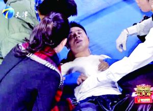 天津衛(wèi)視一檔明星真人秀娛樂節(jié)目中，海南省武術協(xié)會副秘書長楊成章被打倒在地，表情痛苦。