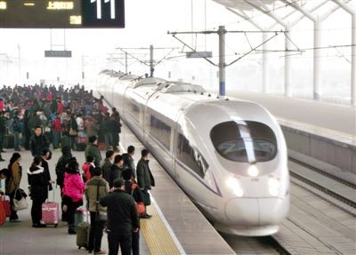 　2014年1月3日，江蘇徐州，旅客在等候乘坐京滬高鐵和諧號(hào)動(dòng)車組列車。圖/CFP