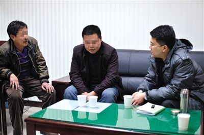 1月7日，陜西省榆林市，國家信訪局第五督查組成員王治鐸（右一）與兩名信訪人約談。 楊凱 攝