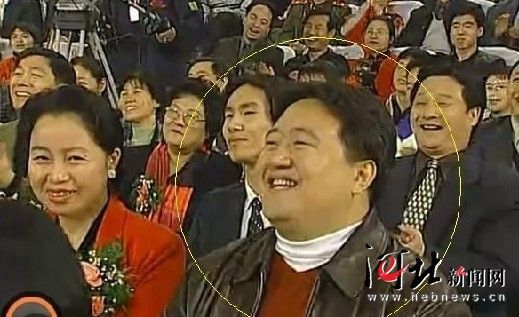 該名男子連續(xù)多年在春節(jié)晚會(huì)中出現(xiàn)，被網(wǎng)友稱(chēng)為“十年最牛笑臉哥”。