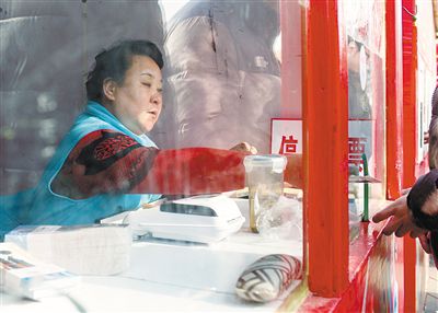龍?zhí)稄R會售票員呂秀珍。新京報記者