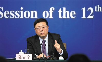 昨日，十二屆全國人大三次會議新聞中心，環(huán)保部部長陳吉寧回答中外記者提問。新京報記者 陳杰 攝
