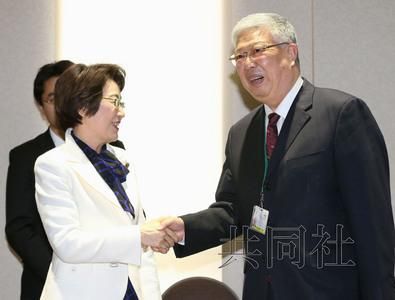 3月15日下午，日本防災擔當相山谷惠理子與中國民政部長李立國（右）會談。