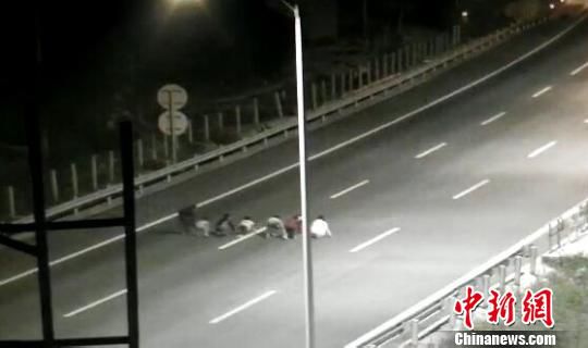 孩子們將高速公路當成跑道賽跑?！【焦﹫D　攝
