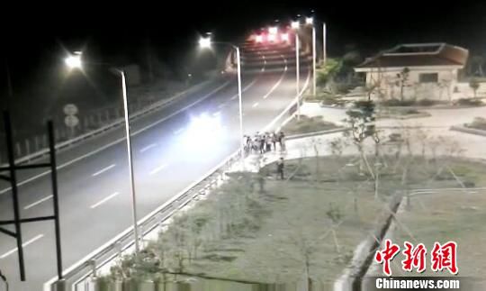 看到車輛經(jīng)過，孩子們便急忙跑到一旁的花圃上。　警方供圖　攝