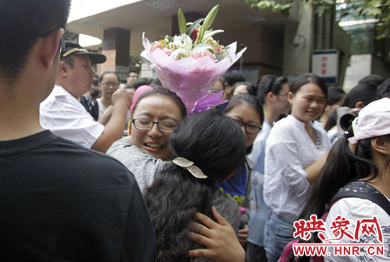沖向你，給你一個深情的擁抱。