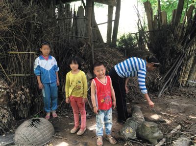 羅梅和她的三個(gè)孩子。中間兩個(gè)孩子為羅梅夫婦在逃亡途中所生。新京報(bào)記者 蕭輝 攝