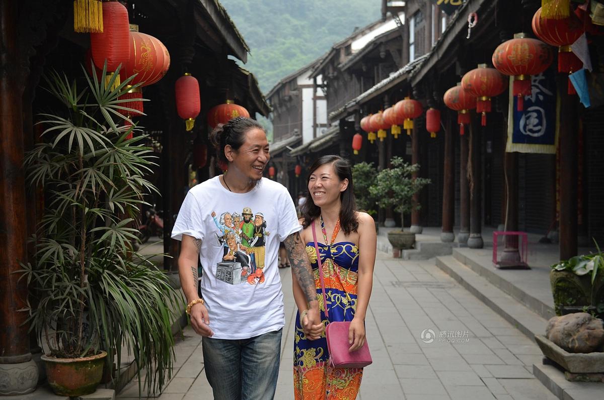圖為7月20日，顧少強和老公于夫在成都街子古鎮(zhèn)，兩人剛于7月6日登記結婚。王勤/CFP