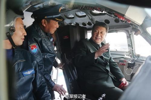 2015年2月16日，習(xí)近平登上戰(zhàn)機(jī)，坐進(jìn)駕駛艙，了解裝備性能，體驗(yàn)操作使用。