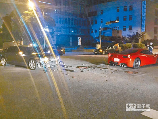 圖為車號(hào)8889的法拉利（右）和車號(hào)9888的賓利車（左）發(fā)生擦撞，法拉利車身嚴(yán)重?fù)p毀。