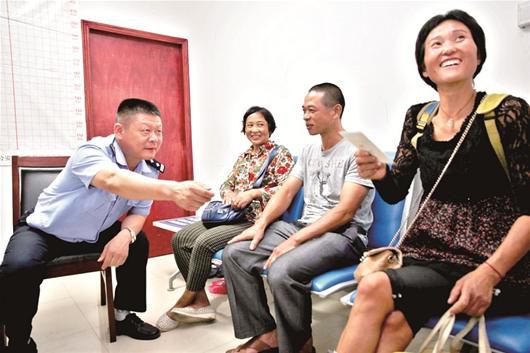 在民警的幫助下，流浪婦女右一與親人相聚