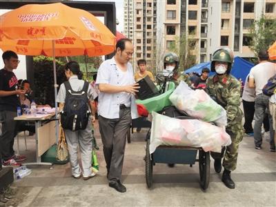 9月8日，天津濱海海港城小區(qū)，武警幫助居民搬東西。