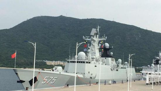 中國(guó)海軍艦艇編隊(duì)12日上午從三亞起航，參加“和平友誼-2015”中馬兩軍首次實(shí)兵聯(lián)演。