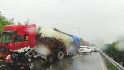 西攀高速公路追尾事故現(xiàn)場。