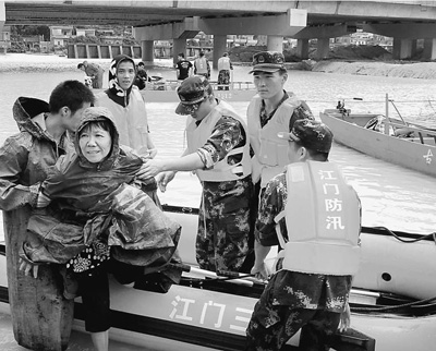 5日，廣東江門市邊防官兵解救被洪水圍困的群眾。 廖 鍵攝（人民視覺）