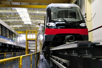 12月8日，工程技術人員在長沙調試磁浮列車。