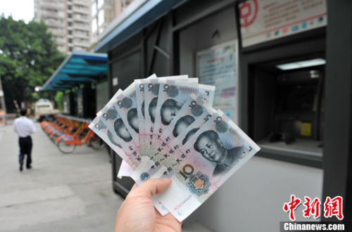 “如果是千元左右的跨行轉(zhuǎn)賬，都會(huì)先充值到支付寶，然后再轉(zhuǎn)到相應(yīng)銀行賬戶中”，肩負(fù)3000多元月供的北京白領(lǐng)小李告訴中新網(wǎng)記者，這樣操作起來(lái)方便、省時(shí)，還免去下載好幾個(gè)銀行客戶端的麻煩。