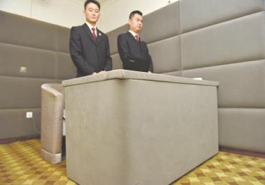 審訊室、居住室內(nèi)的桌椅板凳都進(jìn)行了軟包。