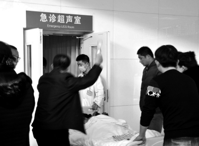 在寧夏醫(yī)科大學(xué)總醫(yī)院，一名傷者被緊急送往超聲室檢查。
