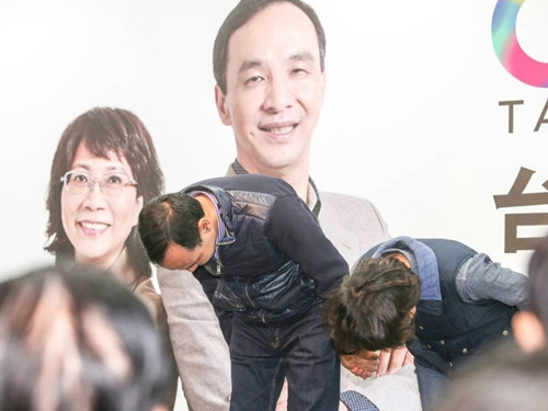 國民黨明天下午將召開臨時中常會，決定由誰擔任代理主席。圖為朱立倫與王如玄上午到競選總部，向支持自己競選的志工們一一致意，感謝他們的陪伴。圖片來源：臺灣《聯(lián)合報》