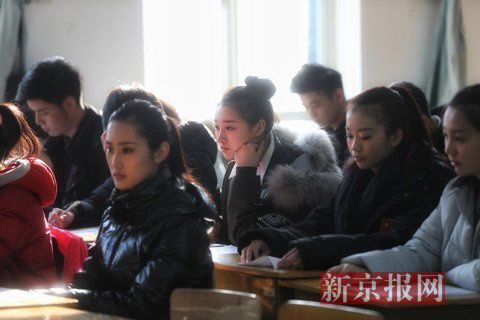 主持系考生正在備考區(qū)等待考試。