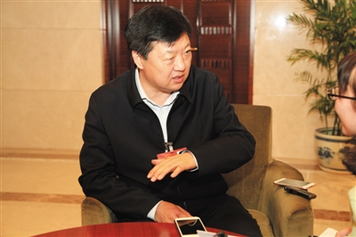 昨日下午，全國(guó)人大代表、哈爾濱市長(zhǎng)宋希斌在駐地接受新京報(bào)記者專訪。張磊 攝