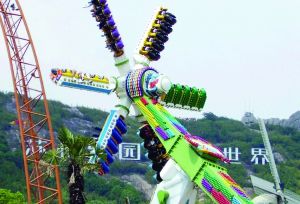 3月28日零點剛過幾分鐘，上海迪士尼6月16日開園日的門票就宣告售罄，巨大的訪問量一度導致票務系統(tǒng)出現(xiàn)間歇性故障，被網(wǎng)友調(diào)侃“激烈程度堪比春運”。網(wǎng)上甚至有“黃?！睂⒁粡堥_園門票炒到幾千元。