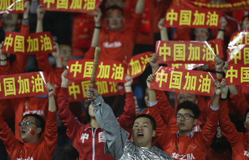 中國隊球迷在看臺上為球隊加油。新華社發(fā)