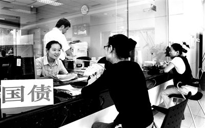 由于網(wǎng)銀和柜臺(tái)同時(shí)開(kāi)售，部分銀行網(wǎng)點(diǎn)甚至來(lái)不及賣(mài)出一筆就發(fā)現(xiàn)額度全部被搶光供圖/視覺(jué)中國(guó)