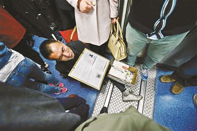 在賣藝時，李大鵬會把判決結(jié)果掛在胸前