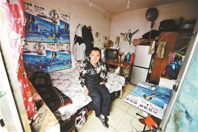 早晨收拾停當后，李大鵬準備前往地鐵賣藝