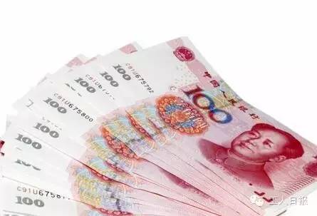 按照4月1日起上海執(zhí)行的月最低工資標準2190元計算，勞動者在5月1日當天加班，每天的加班工資至少有302元。如果3天都加班、不調(diào)休，加班工資至少有704元。