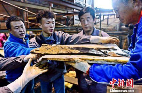 圖為南昌西漢海昏侯墓主槨室考古發(fā)掘現(xiàn)場出土了一組漆器“屏風(fēng)”?！」?攝
