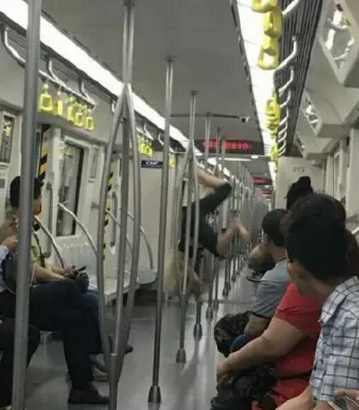 女子在地鐵上跳鋼管舞。