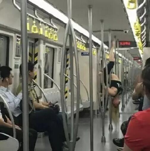 女子在地鐵上跳鋼管舞。