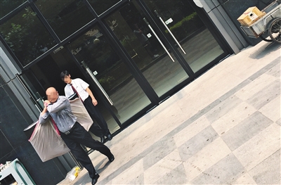 昨日11時許，新華聯國際公寓門口，一男子將電視等賭具轉移，后被警方控制