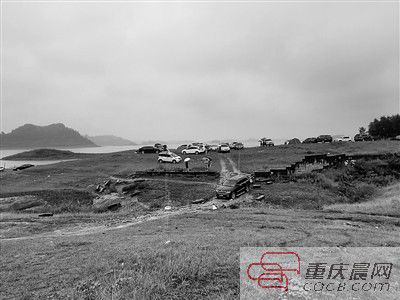 10日，約30輛自駕車被困在長(zhǎng)壽湖的這片湖灘上。