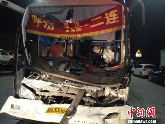 圖為載客大巴車，受損嚴(yán)重。
