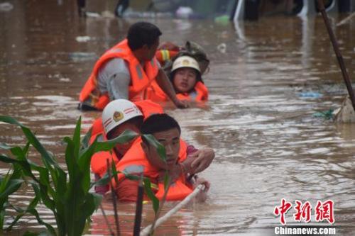 資料圖：6月20日，貴州省黔西南州暴雨成災。圖為消防員抗洪救人?！∏髂舷?攝