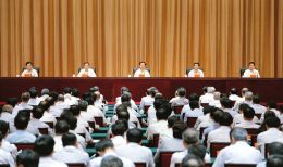 上圖為全省領(lǐng)導(dǎo)干部會議會場。 本報(bào)記者李聯(lián)軍攝