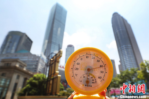 7月26日中午12點(diǎn)39分，南京街頭高溫逼人，用溫度計(jì)測(cè)量的實(shí)時(shí)溫度超過(guò)40攝氏度。 中新社記者 泱波 攝